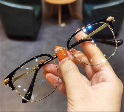 👓✨ 50% KORTING! Zo licht dat je vergeet dat je hem draagt, maar je naald, krant en scherm zijn ineens glashelder. Anti-blauw licht, geen schittering, en het perfecte cadeau voor je ouders.
