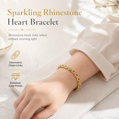 ✨Een gouden armband met ruitjesgevulde hartschakel en geometrische holle vierkante schakels die licht weerkaatsen zonder te knellen – Rhinestone Hart Armband | Goldplated Sluiting | Lichtgewicht 💛✨
