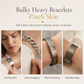 ✨Een gouden armband met ruitjesgevulde hartschakel en geometrische holle vierkante schakels die licht weerkaatsen zonder te knellen – Rhinestone Hart Armband | Goldplated Sluiting | Lichtgewicht 💛✨
