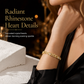 ✨Een gouden armband met ruitjesgevulde hartschakel en geometrische holle vierkante schakels die licht weerkaatsen zonder te knellen – Rhinestone Hart Armband | Goldplated Sluiting | Lichtgewicht 💛✨