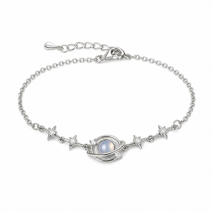 ⏳ Tijdelijke aanbieding⏳ Zilverkleurige armband met planeet en sterren Fijne schakels en sprankelende details Een hemels accent voor elke outfit